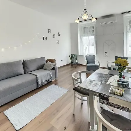 Apartment Bright Sunny At Keleti Station,near Citycenter *